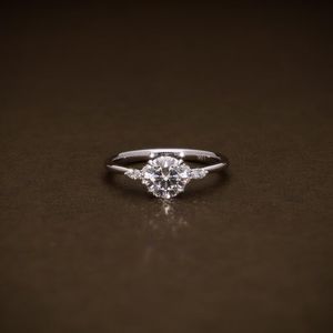 Bague de fiançailles en diamant de laboratoire taille brillant rond avec pierre centrale certifiée IGI et diamants latéraux ronds et marquise - Product Image 1