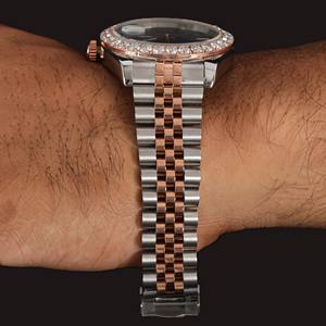 Montre pour homme élégante en acier inoxydable bicolore avec cadran noir, chiffres romains, sertie de moissanite et diamants, design personnalisé, bijoux fins - Product Image 3