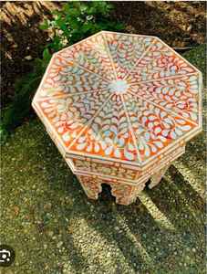 Taburete de consola con incrustaciones de hueso hecho a mano para sentarse o decorar pieza artesanal elegante de Tradebyd - Product Image 1