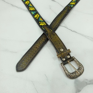 Cinturón <span class=keywords><strong>de</strong></span> <span class=keywords><strong>Cuero</strong></span> Genuino 100% con Bordado Étnico y Hecho <span class=keywords><strong>a</strong></span> <span class=keywords><strong>Mano</strong></span> al Estilo Occidental, con Hebilla Plateada, Accesorio <span class=keywords><strong>de</strong></span> Moda Vaquero Vintage - Product Image 1