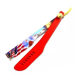Navaja de acero inoxidable con diseño de bandera estadounidense, mango de plástico rojo y detalles dorados - Product Image 4
