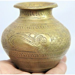 Lota Kalash de Latón Hecha a Mano, Florero Grabado en Oro Antiguo, Maceta Decorativa de Lujo para Mesa de Hotel, Kalash para Pooja Ritual India - Product Image 5
