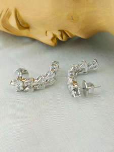 ต่างหูเพชรทรงลูกแพร์ในทองคำขาว ดีไซน์ทันสมัย เปล่งประกายเรียบหรู สง่างาม และมีเสน่ห์หรูหราแบบเรียบง่ายสำหรับทุกวัน - Product Image 4