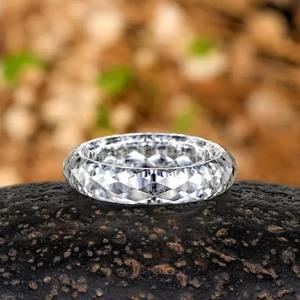 Bague en moissanite blanche de forme ronde, bijoux facettés et autres bagues en diamant - Product Image 4