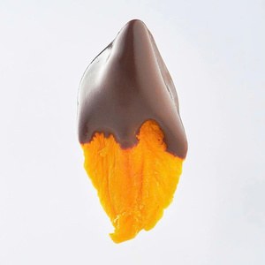 Mangue séchée enrobée de chocolat noir gourmet, collation de fruits tropicaux de qualité supérieure - Product Image 1