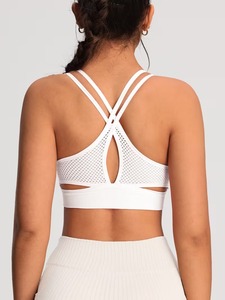 Soutien-gorge de sport sans couture pour femme avec dos en mesh |   Cami de sport à double bretelle croisée et compression |   Vêtements de sport rembourrés noirs unis - Product Image 4