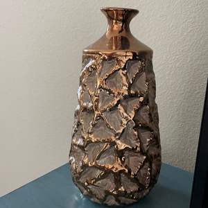 Jarrón de Latón Contemporáneo, Jarrón de Latón Minimalista, Jarrón de Latón Moderno para el Hogar, Jarrón de Latón con Acabado Elegante, Jarrón de Latón Estilo Estudio - Product Image 2