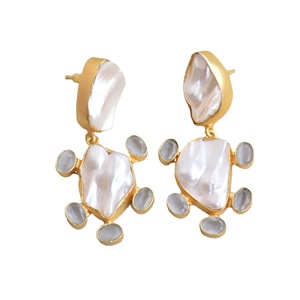 Pendientes de Latón al por Mayor con Diseño de Piedra Natural en Bruto y Perla, Acabado de Latón Satinado, Patrón de Diseñador Único, Perfectos - Product Image 1