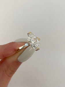 Anillo de Diamantes de Corte Ovalado de Lujo con Engaste de Puntas en Oro Amarillo, Elegante Anillo de Compromiso de Diamantes Ovalados para Mujer, Regalo de Joyería Fina - Product Image 3