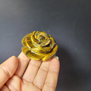 Sculpture florale en quartz rose naturel sculptée à la main, art en cristal naturel, objet de collection, thème floral, sculpture en relief, artisanat en gros - Product Image 6