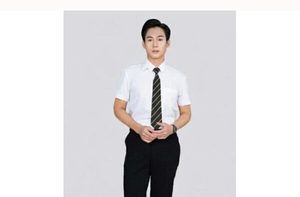 Corbata de Seda con Rayas Diagonales en Negro y Dorado, Corbata para Negocios y Banca - Product Image 2