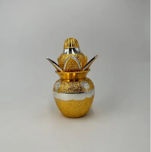 Pot kalash de style Bidriware antique foncé, gravé de motifs et de motifs traditionnels, avec des éléments en laiton suspendus. - Product Image 4