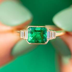 Anillo de compromiso clásico geométrico de oro macizo de 14 quilates para mujer con gema de corte esmeralda y diamantes baguette engastados en bisel - Product Image 1