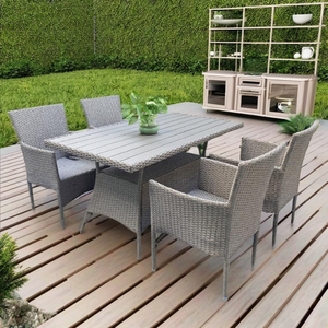 Ensemble de meubles de jardin d'extérieur de style moderne en rotin et acier avec table en verre trempé, 1 table et 4 chaises empilables - Product Image 1