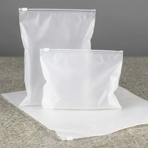 Sacs en T-shirt recyclables personnalisés avec fermeture éclair givrée en plastique PE pour l'expédition de vêtements, fabriqués au Vietnam - Product Image 6