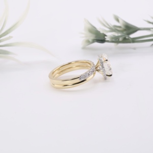 Anillo de compromiso y boda de lujo para mujer en oro amarillo macizo con diamante de laboratorio ovalado, halo oculto, solitario y banda pavé a juego para propuesta - Product Image 2