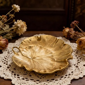 Plateau décoratif en métal doré à motif artistique en forme de feuille, parfait pour les cadeaux festifs, les cadeaux de pendaison de crémaillère et les occasions spéciales - Product Image 6