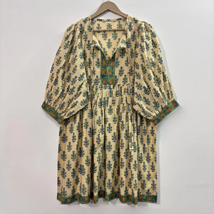 Tunique formelle en coton écologique imprimé à la main motif floral, col en V, manches 3/4, avec dentelle et ourlet à volants faits main, lavable et infroissable - Product Image 1