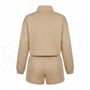 Conjunto deportivo de 2 piezas para mujer, top de manga corta de poliéster tejido con cremallera y pantalones cortos por encima de la rodilla, color beige sólido, primavera verano - Product Image 2