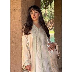 Kaftan traditionnel deux pièces coupe droite longueur ras du sol en soie irisée, col en V, pièce maîtresse hiver-été entièrement finie - Product Image 5