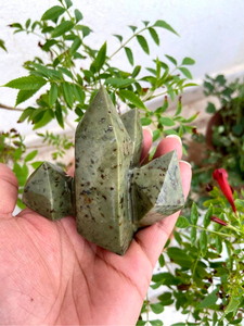 Torre de Cristal de Serpentina Natural Tallada a Mano, Piedra Curativa, Decoración Religiosa para el Hogar, Ecológica, OEM, ODM - Product Image 1