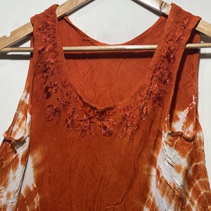 Elegante Blusa sin Mangas de Algodón Verde Oliva con Estampado Tie-Dye y Cuello Redondo para Mujer, Estilo Boho |   Vestido Casual Holgado con Corte Evase para Verano - Product Image 2