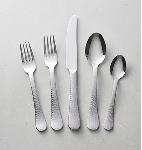 Ensemble de couverts minimalistes en acier inoxydable avec manche martelé, compatible lave-vaisselle, pour la vaisselle de mariage - Product Image 1