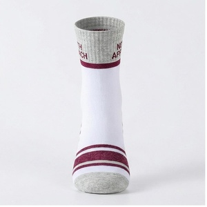 Chaussettes basses blanches à rayures bordeaux en coton respirant pour adultes – Idéales pour le basketball en été - Product Image 1