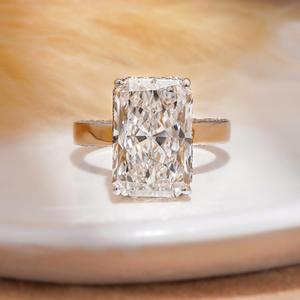La bague de luxe parfaite avec un diamant solitaire de 10 carats certifié IGI, couleur E, clarté VVS2, diamants taille radiant et diamants ronds d'appoint. - Product Image 2