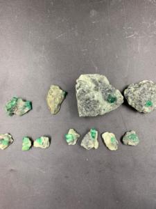 Spécimens de cristal d'émeraude verte naturelle, matrice de pierres brutes de forme irrégulière, pour la fabrication de bijoux, pièces de collection, pièces à exposer, brillent dans le noir, 203g - Product Image 1