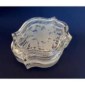 Una forma elegante que aporta refinamiento a cualquier tocador. Un estuche lujoso diseñado para celebrar tu estilo personal. - Product Image 1