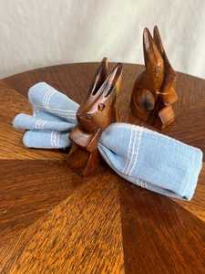 Anillos de Servilleta de Madera Tallados a Mano con Forma de Conejo, Par de Decoraciones de Mesa de Arte Folclórico, Coleccionables de Animales de Madera Rústica Marrón - Product Image 2