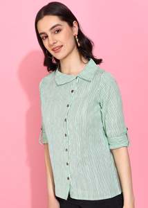 Camisa de algodón verde pistacho para mujer, con estampado de rayas flexibles, cuello camisero y mangas cortas, diseñada para un estilo casual global. - Product Image 4