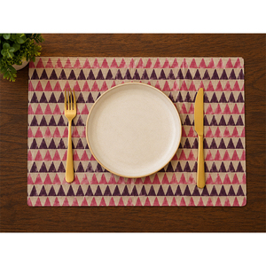 Mantel Individual de Lino Premium |   Mantel Individual para Mesa de Comedor con Patrón Geométrico de Triángulos Rosa y Borgoña |   Mantel Individual Decorativo Reutilizable - Product Image 1