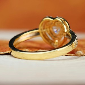 Elegante Anillo de Oro Sólido con Halo de Corazón y Diamante Cultivado en Laboratorio en el Centro con Piedras Laterales Redondas, Joyería Nupcial, Regalo para Mujeres Hermosas - Product Image 3