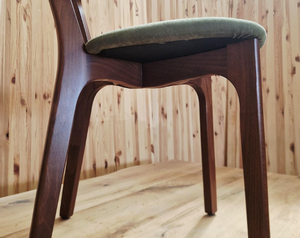 Chaise de salle à manger en bois massif de qualité supérieure, dossier incurvé contemporain, assise rembourrée en tissu vert, pour restaurant - Product Image 5