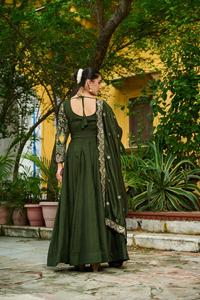 Costume Anarkali moderne en soie Vichitra prêt-à-porter avec broderie en fil de Zari pour mariage, Diwali et bal de promo - Product Image 4