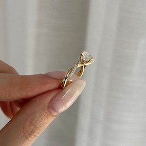 Anillo de Diamante Cultivado en Laboratorio de 2 Quilates E VVS2, Anillo Trenzado en Espiral, Oro Amarillo con 4 Puntas, Certificado IGI - Product Image 4
