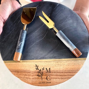 Elegante Tabla de Quesos de Mármol Negro y Madera de Acacia con Juego de Cuchillos para Queso de Acero Inoxidable Dorado, Plato de Charcutería de Lujo - Product Image 1