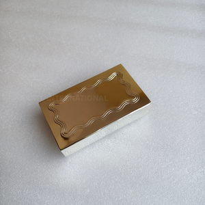 Boîte d'allumettes de sécurité en laiton dorée, moderne et luxueuse, pour mariage, avec logo gravé, personnalisée, écologique, durable et résistante à l'eau - Product Image 5
