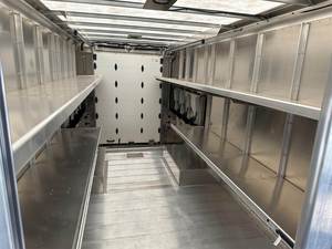 Tractor diésel industrial de servicio pesado 6x4 para operaciones de transporte por carretera, logística y construcción. - Product Image 6