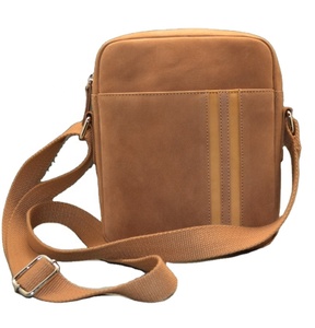 Sac bandoulière élégant et exclusif pour homme en cuir véritable, petit format, durable, avec logo personnalisé, élégant, OEM, de créateur - Product Image 2