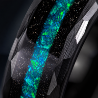 Bague de mariage Galaxy pour homme en carbure de tungstène noir martelé de 8 mm avec incrustation d'opale verte concassée, ajustement confortable, vente en gros