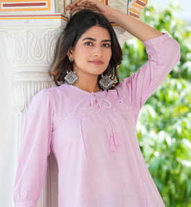 เสื้อท่อนบนผ้าเรยอนสีลาเวนเดอร์สำหรับผู้หญิง ทรงปกติ ปักลาย ตกแต่งด้วยผ้าสลับเนื้อ แขนสามส่วน คอรูรูปหยดน้ำ ดีไซน์สไตล์ลำลองทั่วโลก - Product Image 5