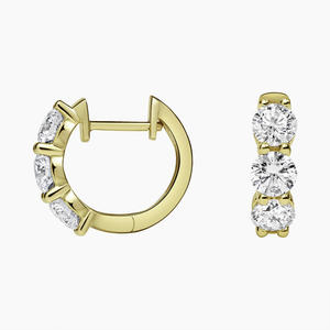 Pendientes de aro con tres diamantes de corte redondo y engaste compartido - Product Image 3