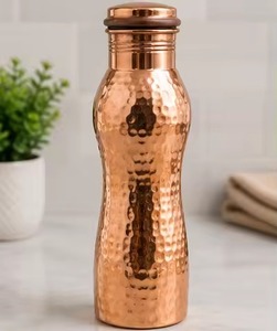 Botella de agua de cobre con forma curva, acabado martillado y tapa de madera, portátil. - Product Image 1