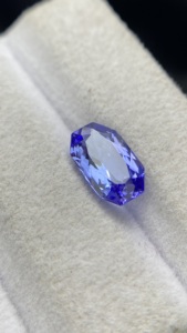 Pierre précieuse naturelle certifiée Tanzanite de forme fantaisie, avec une couleur et un éclat excellents, Zoisite naturelle, 1,97 carat, pierre précieuse en vrac - Product Image 5