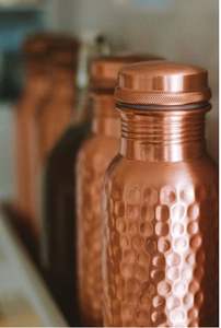 Botella de cobre refinada a través de múltiples etapas de acabado que garantizan una sensación de calidad superior y una estructura consistente. - Product Image 4