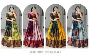Conjunto Lehenga-Choli-Dupatta de Seda Tradicional India con Tejido Zari y Bordado en Contraste, Aspecto Elegante, Venta al Por Mayor - Product Image 6