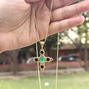Collar con colgante de cruz gótica de ónix verde, circonita cúbica negra y circonita cúbica amatista, chapado en oro de 18k sobre latón, estilo vintage, para mujer. - Product Image 3